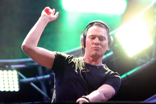 Диджей Tiësto за 3 дня до Супербоула объявил об отмене своего выступления в перерыве матча «по семейным обстоятельствам»