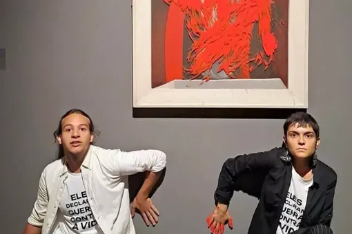 Экоактивисты облили красной краской картину Пабло Пикассо