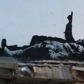 Бэнкси представил новое граффити в центре Лондона. На нем изображены дети в зимней одежде, лежащие на земле