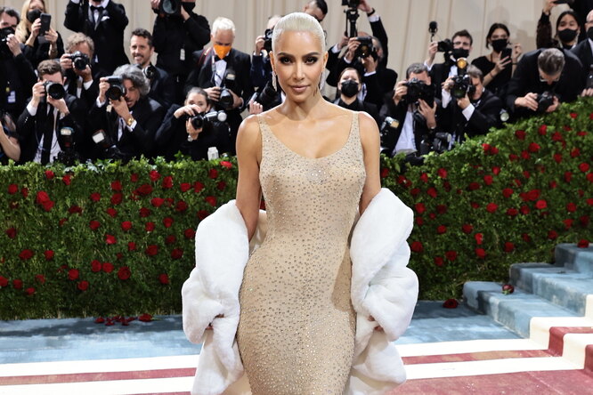 Ким Кардашьян повредила платье Мэрилин Монро, которое надевала на бал Met Gala Ким Кардашьян повредила платье Мэрилин Монро, которое надевала на бал Met Gala