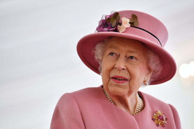 Королева Елизавета II запустила производство джина собственной марки. В его аромате присутствуют нотки мирта и хурмы
