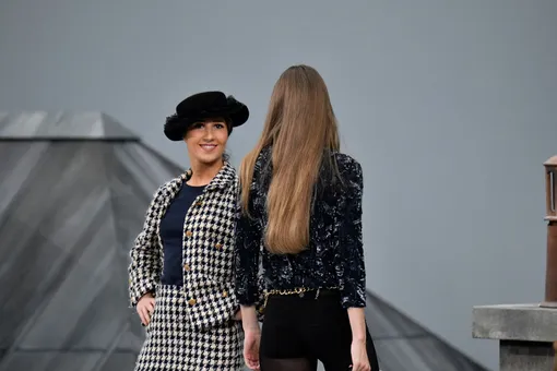 Минута славы: женщина забралась на подиум и прошлась с моделями на показе Chanel
