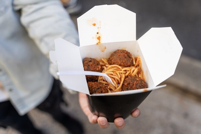 Эминем открыл поп-ап-ресторан Mom's Spaghetti в Нью-Йорке — к 20-летию ...