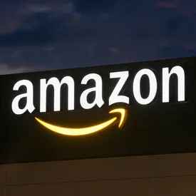 Доставщики Amazon заявили, что из-за напряженного графика им приходится мочиться в бутылки. В компании это отрицают Доставщики Amazon заявили, что из-за напряженного графика им приходится мочиться в бутылки. В компании это отрицают