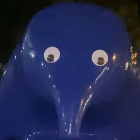 В США девушку арестовали за то, что она приклеила игрушечные глаза на скульптуру