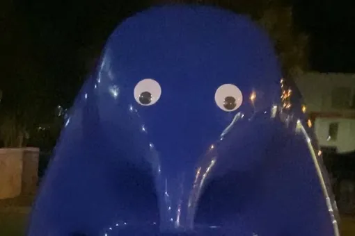 В США девушку арестовали за то, что она приклеила игрушечные глаза на скульптуру