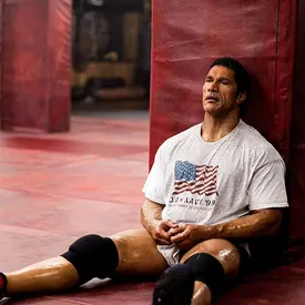 Дуэйн Джонсон рассказал, как тяжелые воспоминания из детства помогли сыграть самую тяжелую сцену в «Крушащей машине»