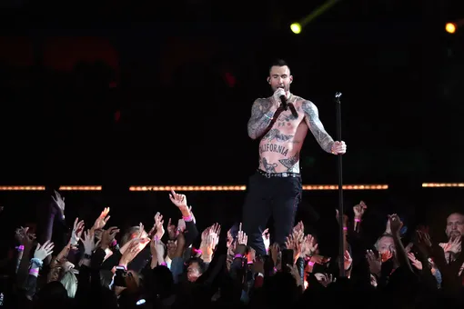 Maroon 5 выступили на Супербоуле. В прессе и соцсетях раскритиковали концерт