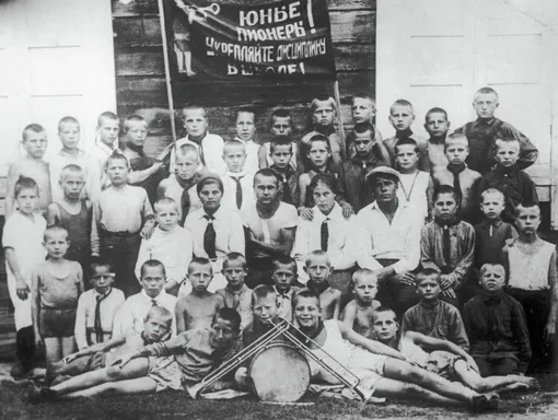 Члены одного из первых пионерских отрядов в Новосибирске.Август 1925