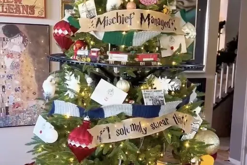 Движущийся «Хогвартс-экспресс» и игрушка с «Ежедневным пророком» : фанатка оформила новогоднюю елку в стиле «Гарри Поттера»