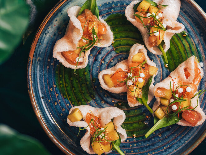 Тартары, сашими и боулы из Asiatique Kitchen & Bar