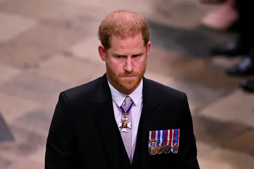 Как прошла церемония коронации для принца Гарри: он наблюдал за происходящим с третьего ряда, неловко улыбаясь