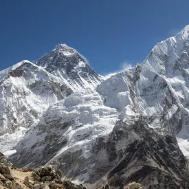 Около 1000 туристов застряли на восточном склоне Эвереста из-за метели Около 1000 туристов застряли на восточном склоне Эвереста из-за метели