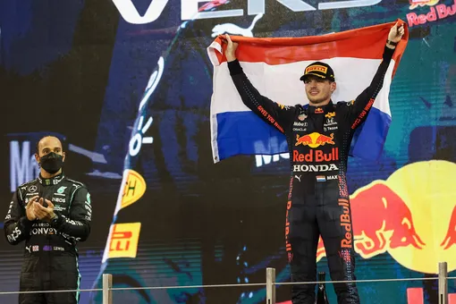 Макс Ферстаппен впервые стал чемпионом «Формулы-1». Семикратный обладатель титула Льюиса Хэмилтона — второй