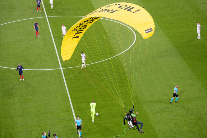 Планерист из Greenpeace приземлился на поле перед матчем Франции и Германии на Евро-2020. Несколько человек пострадали