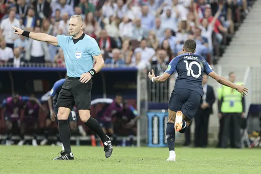 19-летний француз Килиан Мбаппе стал главным открытием чемпионата мира. Он повторил достижение Пеле и стал первым с 1958 года тинейджером, оформившим дубль — это произошло в мачте против Аргентины. В финале против хорватов он забил гол на 65-й минуте.