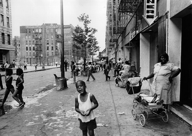 Harlem StreetA street scene in Harlem, New York City. КРЕДИТ