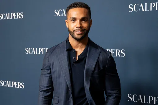 Звезда «Эмили в Париже» Люсьен Лависконт построил игровую комнату для своих кошек Симбы и Налы Звезда «Эмили в Париже» Люсьен Лависконт построил игровую комнату для своих кошек Симбы и Налы