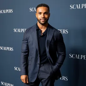 Звезда «Эмили в Париже» Люсьен Лависконт построил игровую комнату для своих кошек Симбы и Налы