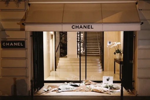 Цветы у бутика Chanel в Париже в память о дизайнере Карле Лагерфельде, который скончался 19 февраля в возрасте 85 лет. Лагерфельд был креативным директором модного дома с 1982 года.