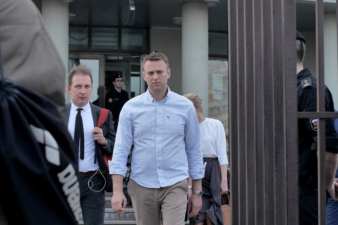 Навального арестовали на 30 суток из-за неявки во ФСИН по делу «Ив Роше». Суд прошел прямо в отделе полиции