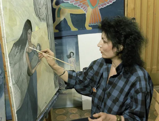 Джуна (Евгения Давиташвили) в своей художественной мастерской