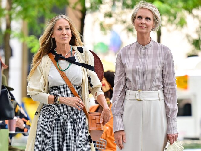 Ақ шұлық пен стилетто өкшесін киген сексуалды брюнетка Қоғамдық дәретханадағы камера