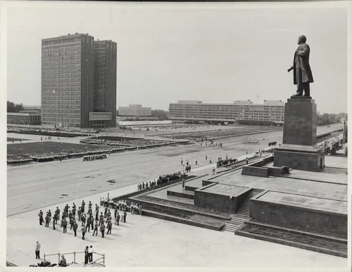 Площадь после установки памятника Ленину скульптора Н. Томского, 1974 Площадь после установки памятника Ленину скульптора Н. Томского, 1974