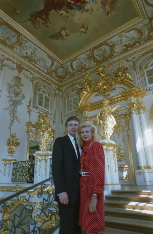 Дональд и Ивана Трамп в Ленинграде, 1987 год. Американский бизнесмен и миллиардер приехал в СССР по приглашению Государственного комитета по иностранному туризму Дональд и Ивана Трамп в Ленинграде, 1987 год. Американский бизнесмен и миллиардер приехал в СССР по приглашению Государственного комитета по иностранному туризму