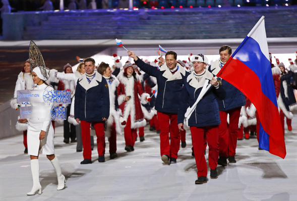 Знаменосец сборной России Александр Зубков на церемонии открытия Олимпиады в Сочи.