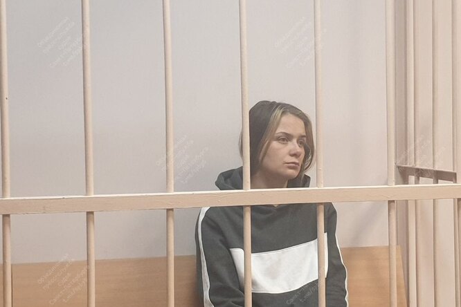 Суд отпустил жительницу Петербурга, задержанную за фото в нижнем белье на фоне Исаакиевского собора