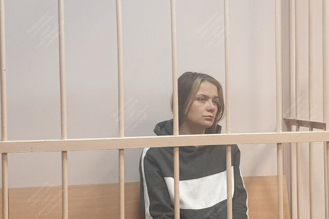 Суд отпустил жительницу Петербурга, задержанную за фото в нижнем белье на фоне Исаакиевского собора Суд отпустил жительницу Петербурга, задержанную за фото в нижнем белье на фоне Исаакиевского собора
