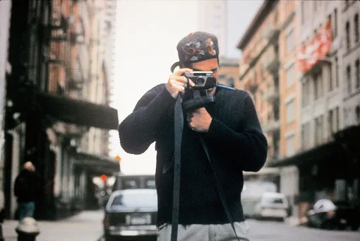 Джон делает фото около своей нью-йоркской квартиры в районе Трайбека,