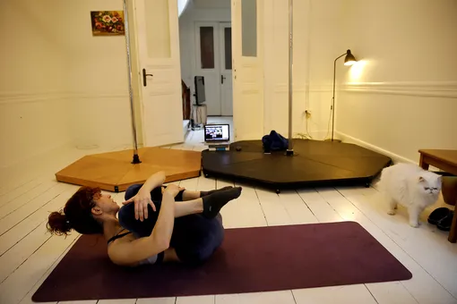 Танцовщица из Стамбула проводит онлайн-урок со своими студентами