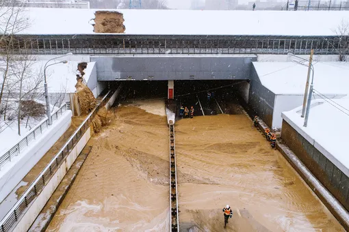 Коммунальщики откачали воду из Тушинского тоннеля, затопленного в результате провала грунта