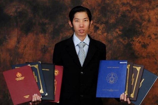 «Университет для меня хобби»: индонезиец получил 32 диплома за 20 лет