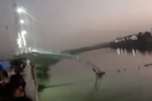 Как минимум 141 человек погиб при обрушении моста на западе Индии