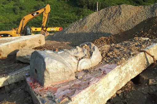 На Сахалине выбросили памятник Юрию Гагарину. На его месте построят заправку