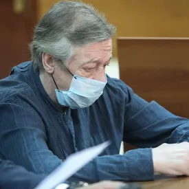 Михаила Ефремова госпитализировали из здания суда Михаила Ефремова госпитализировали из здания суда