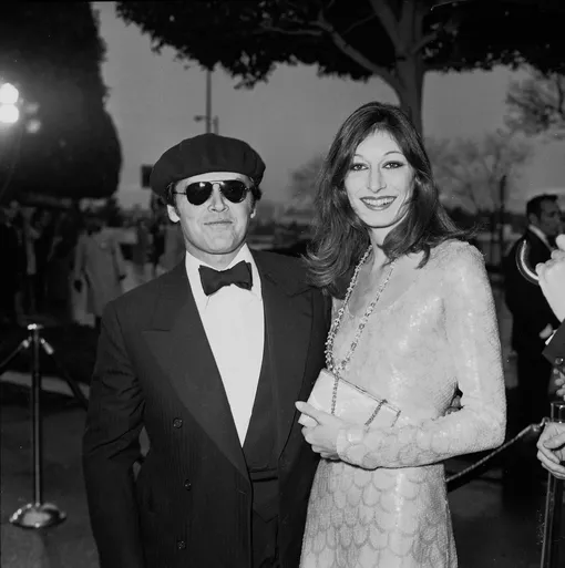 С Анджеликой Хьюстон в 1975 году