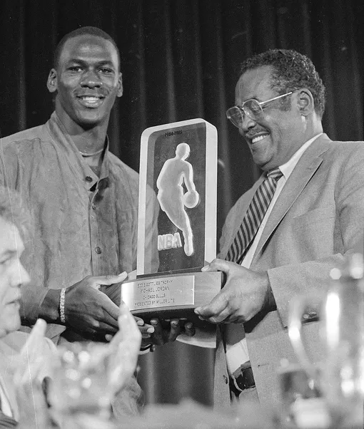 Майкл Джордан получает титул «Новичок года в НБА 1985»