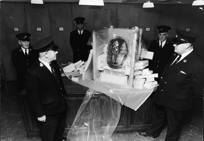 Охранники у посмертной маски египетского царя Тутанхамона, выставленной в Британском музее, Лондон, Англия, 31 января 1972 года.