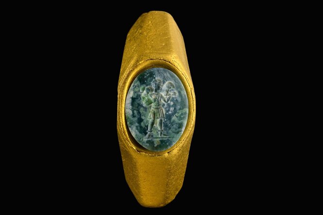 В Израиле археологи обнаружили кольцо с фигурой мальчика-пастуха — одним из древнейших изображений Иисуса Христа