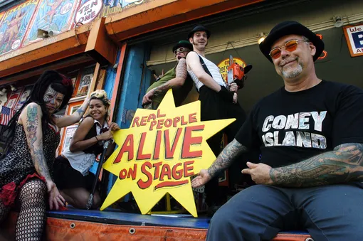 Дик Зиган (справа), основатель Coney Island Circus Sideshow, и артисты Инсектавора, Хезер Холидей, Рок Рокет и Даймонд Донни V