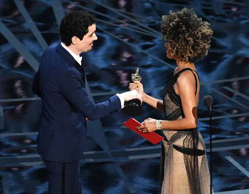 Дэмьен Шазелл получает «Оскар» как лучший режиссер, 2017 год