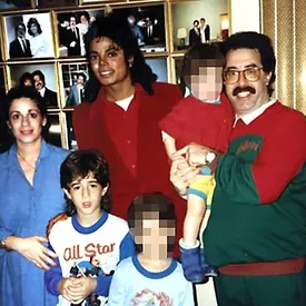 Пятеро братьев и сестер из одной семьи обвиняют Майкла Джексона в насилии Пятеро братьев и сестер из одной семьи обвиняют Майкла Джексона в насилии