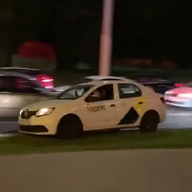 В Минске таксист спас мужчину от силовиков. Он увез его по встречной полосе