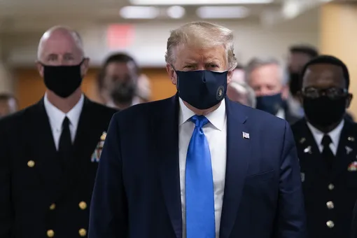 «Я никогда не был против масок»: Дональд Трамп появился на публике в защитной маске. Впервые с начала пандемии коронавируса