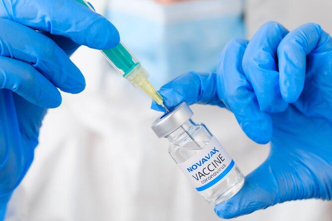 Евросоюз разрешил применение пятой вакцины от коронавируса — американской Novavax