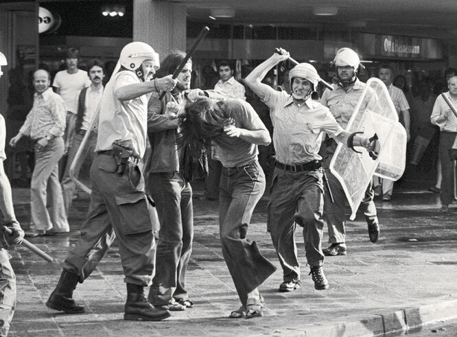 Пока немецкие студенты учились стрелять, немецкая полиция училась разгонять демонстрации
